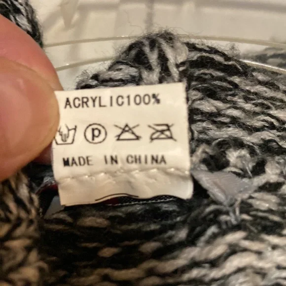 Hot & Delicious vest. Knitted. Beautiful design. Hooded. Chic & unique. - Picture 8 of 8